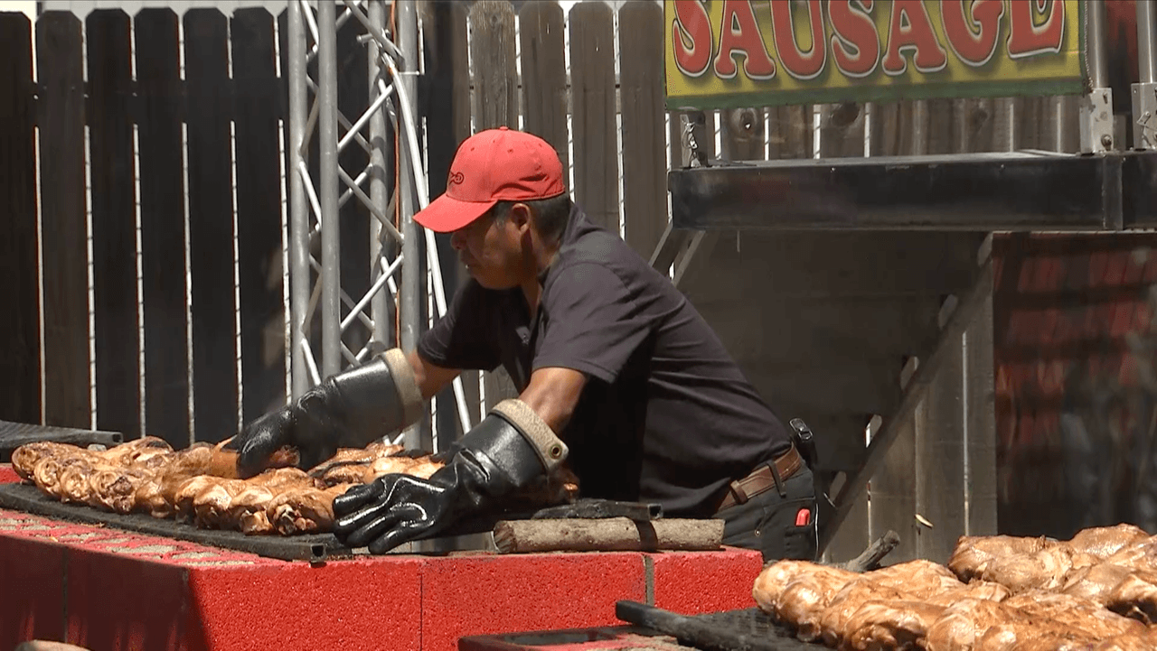 Efraín viaja junto a la feria para darle una mejor vida a su familia en México