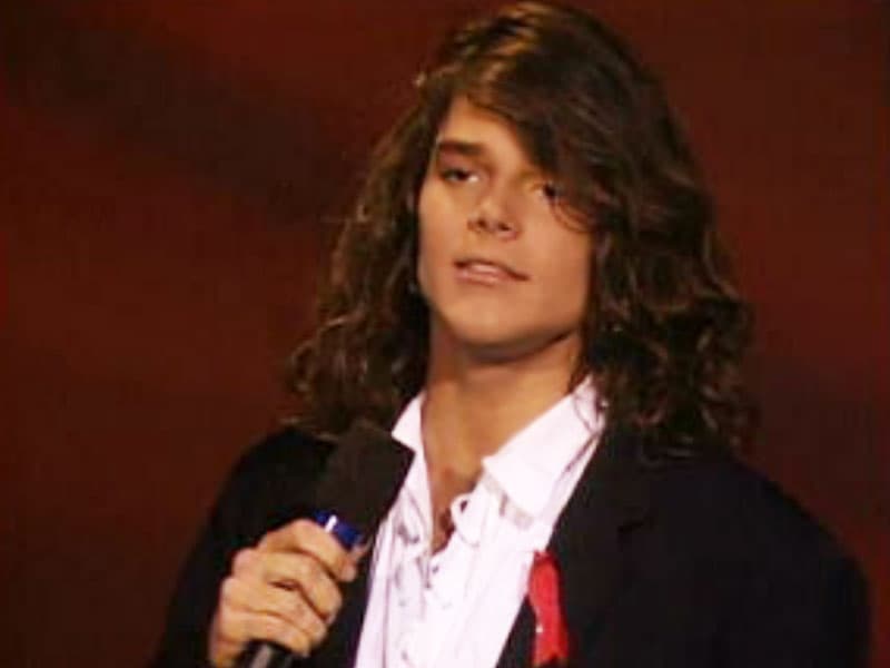 La primera vez que Ricky Martin se presentó en Premio Lo Nuestro fue en el año de 1992, cuando tuvo la oportunidad de cantar el sencillo 'Fuego contra fuego'.