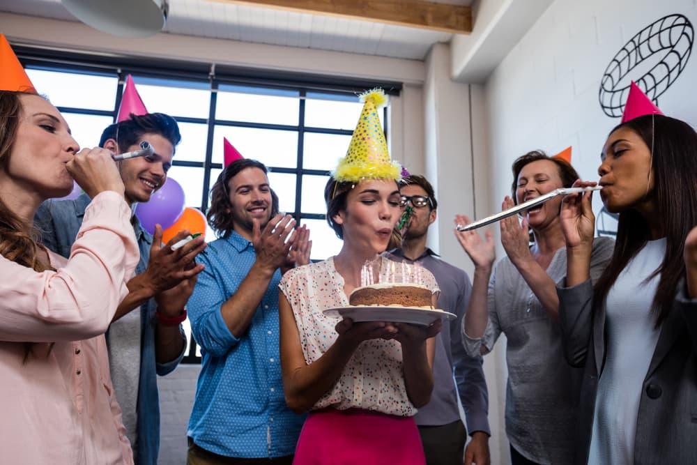 Cuando la Mente se queda atrapada en los Eventos, entonces hay sufrimiento. Si la Mente fluye junto al Tiempo, está fresca y viva. El Tiempo y los Eventos tienen una tendencia a quedar ligados a la Mente. Por ejemplo, en tu cumpleaños. Cada año, cuando llega tu fecha, te acuerdas: “¡Oh, es mi cumpleaños!”