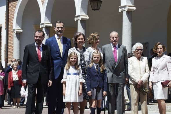 A la salida de la Parroquia Asunción de Nuestra Señora en Aravaca, todos saludaron a los presentes. El Rey Felipe se veía de lo más contento.
