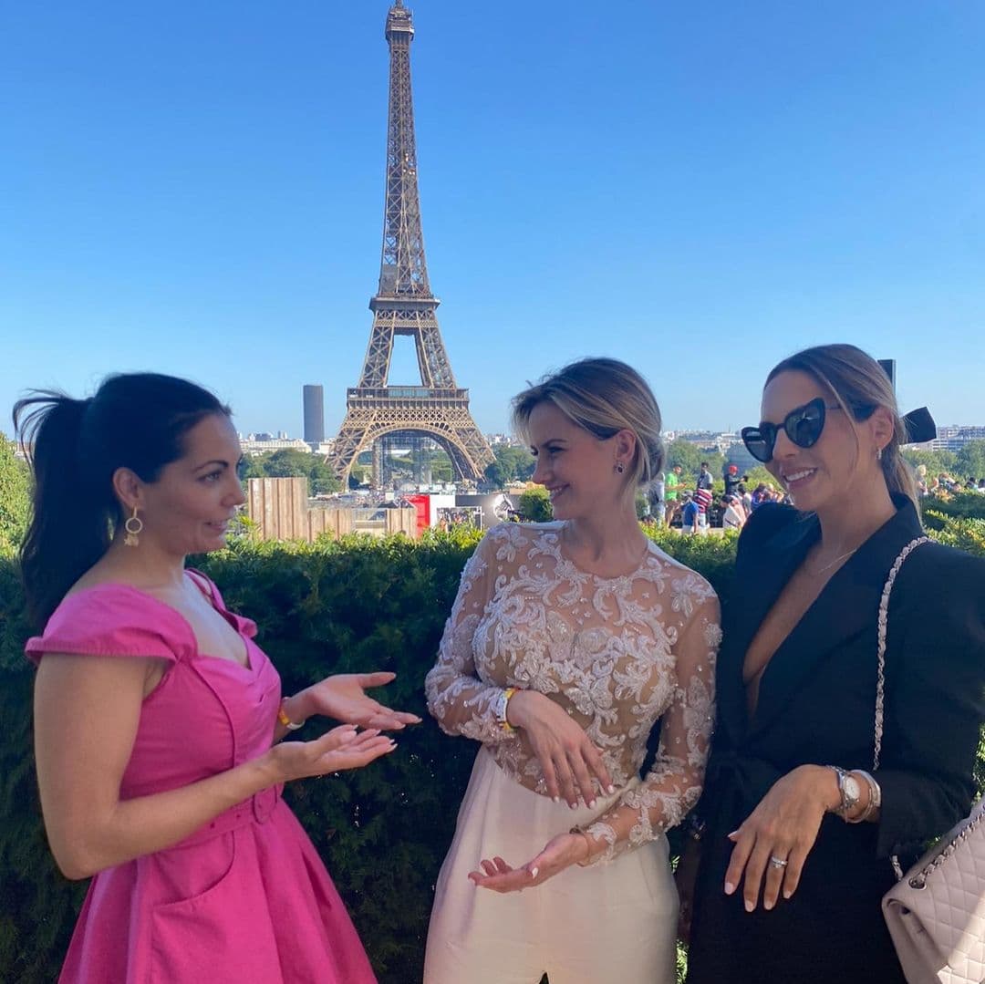 Aunque Altair solo publicó una imagen de su boda, sus amigas se encargaron de compartir otras
<b>postales junto a la feliz novia con la Torre Eiffel de fondo</b>.