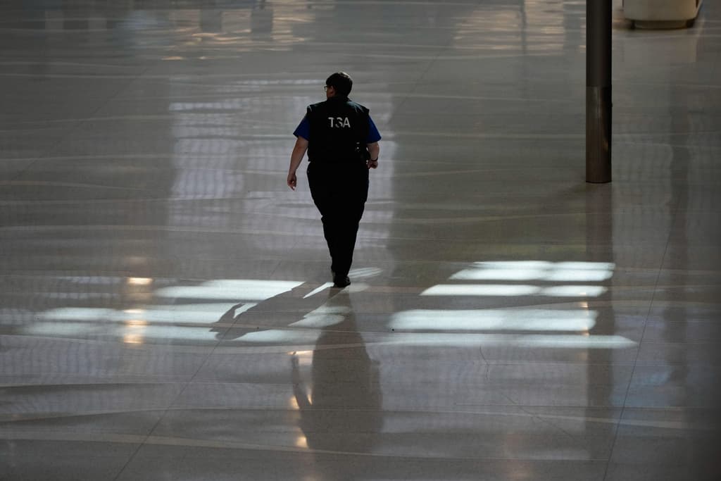 Cierre de gobierno: la Casa Blanca afirma que despidos en el gobierno "probablemente serán miles"