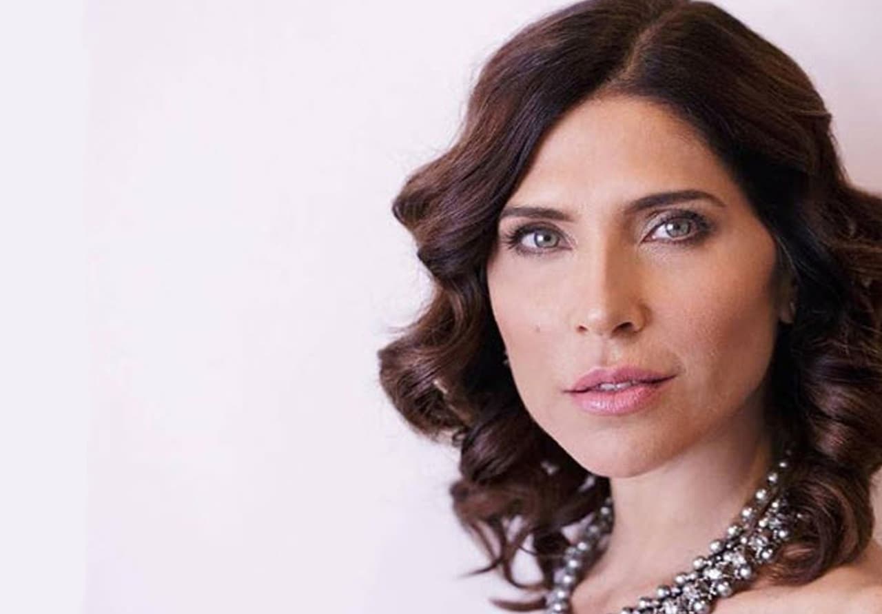 "Hoy me voy a Buenos Aires. Me esperan dos cirugías. Una muy grande: me sacarán el expansor del lado derecho, donde me fue practicada una mastectomía y me pondrán una prótesis. Además, me extirparán el seno izquierdo y me pondrán otra prótesis y si Dios quiere saldré muy fuerte de eso. Y luego me extirparán los ovarios y las trompas, esto es de forma preventiva.", informó la actriz.