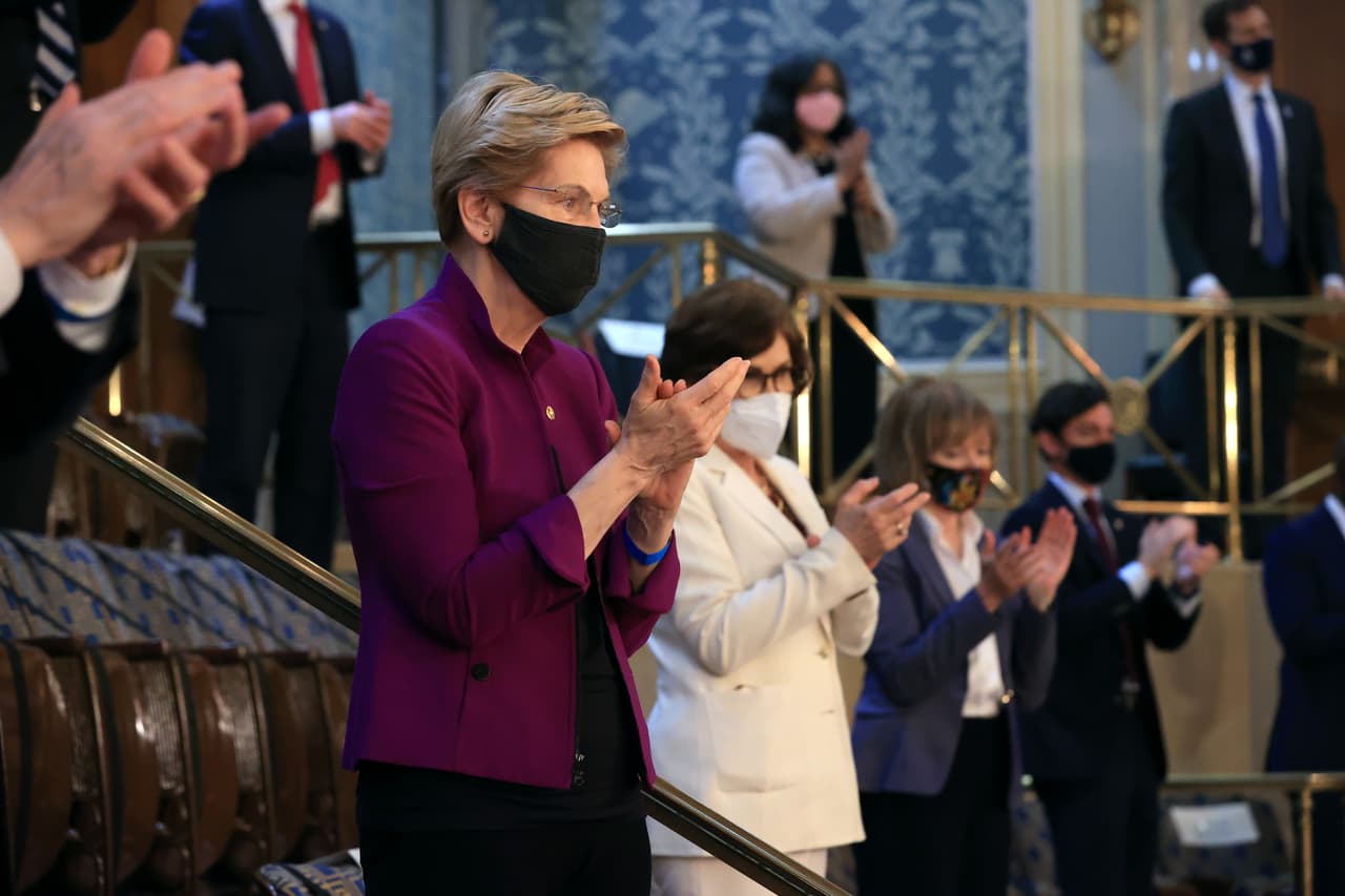 La senadora
<a href="https://www.univision.com/temas/elizabeth-warren-1">Elizabeth Warren</a>, en primer plano, aplaude a Biden durante el discurso. El mandatario exhortó al Congreso a aumentar el salario mínimo a $15 la hora y a aprobar una ley que protege el derecho a sindicalizarse.