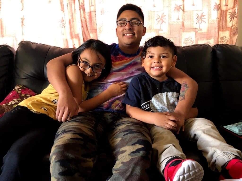 El soldado especialista asesinado Enrique Román-Martínez, con algunos miembros de su familia.