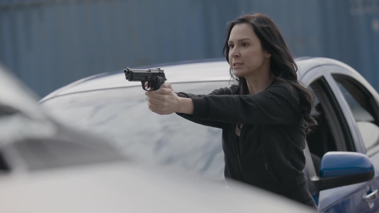 Teresa, impulsada por su ambición, ha trabajado junto con su hermano cumpliendo las órdenes de Paola y siempre por dinero.