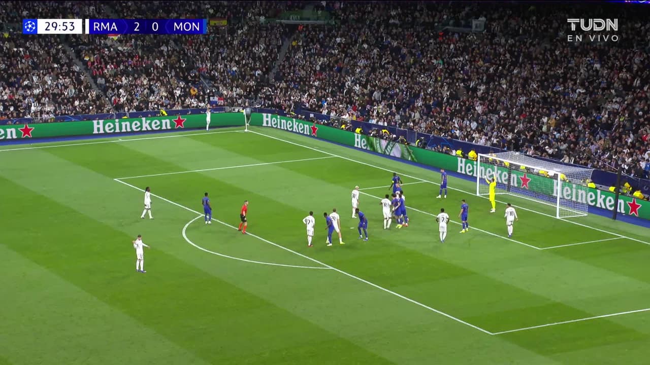 ¡CERCA! Jordan Teze disparó que se estrella en el poste.