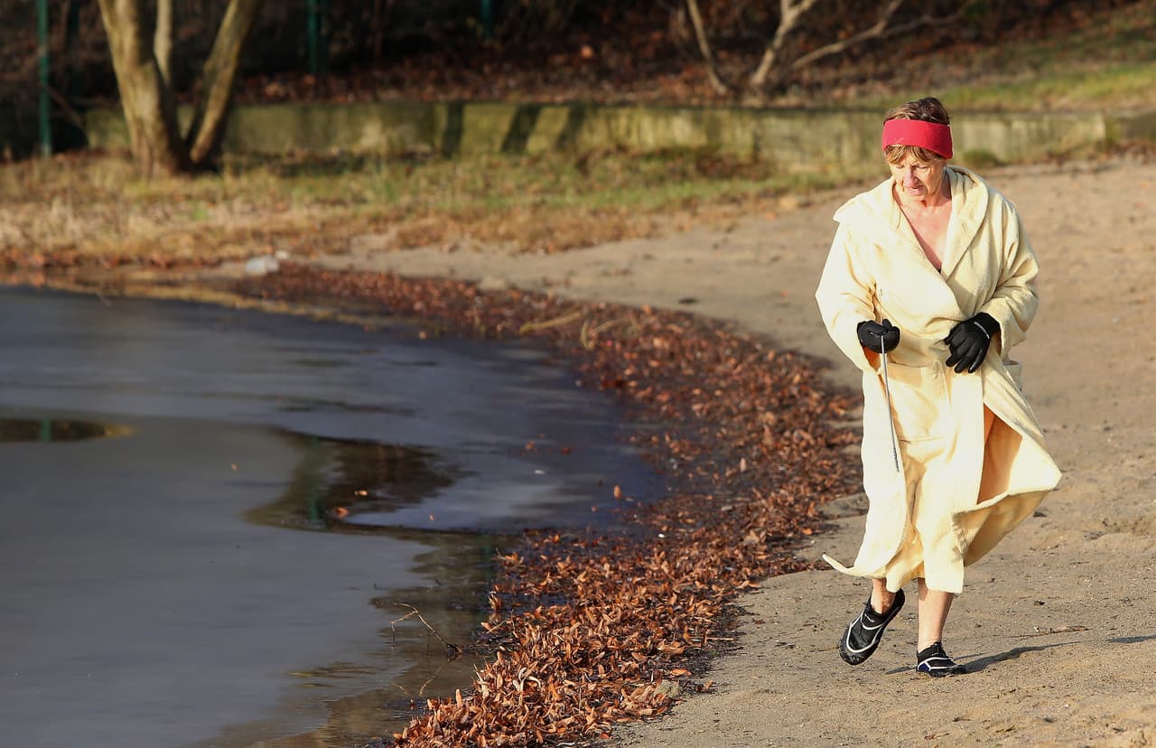 Este estudio es el primero en sugerir que el 
<a href="https://www.univision.com/noticias/reto-28/ejercicios-reto-28">ejercicio</a> aeróbico puede ser más efectivo que otros tipos de rutinas cuando
<b> el objetivo es preservar la salud cognitiva de los adultos mayores en riesgo de padecer o que ya sufren de<a href="https://www.univision.com/temas/alzheimer"> Alzheimer</a></b>.