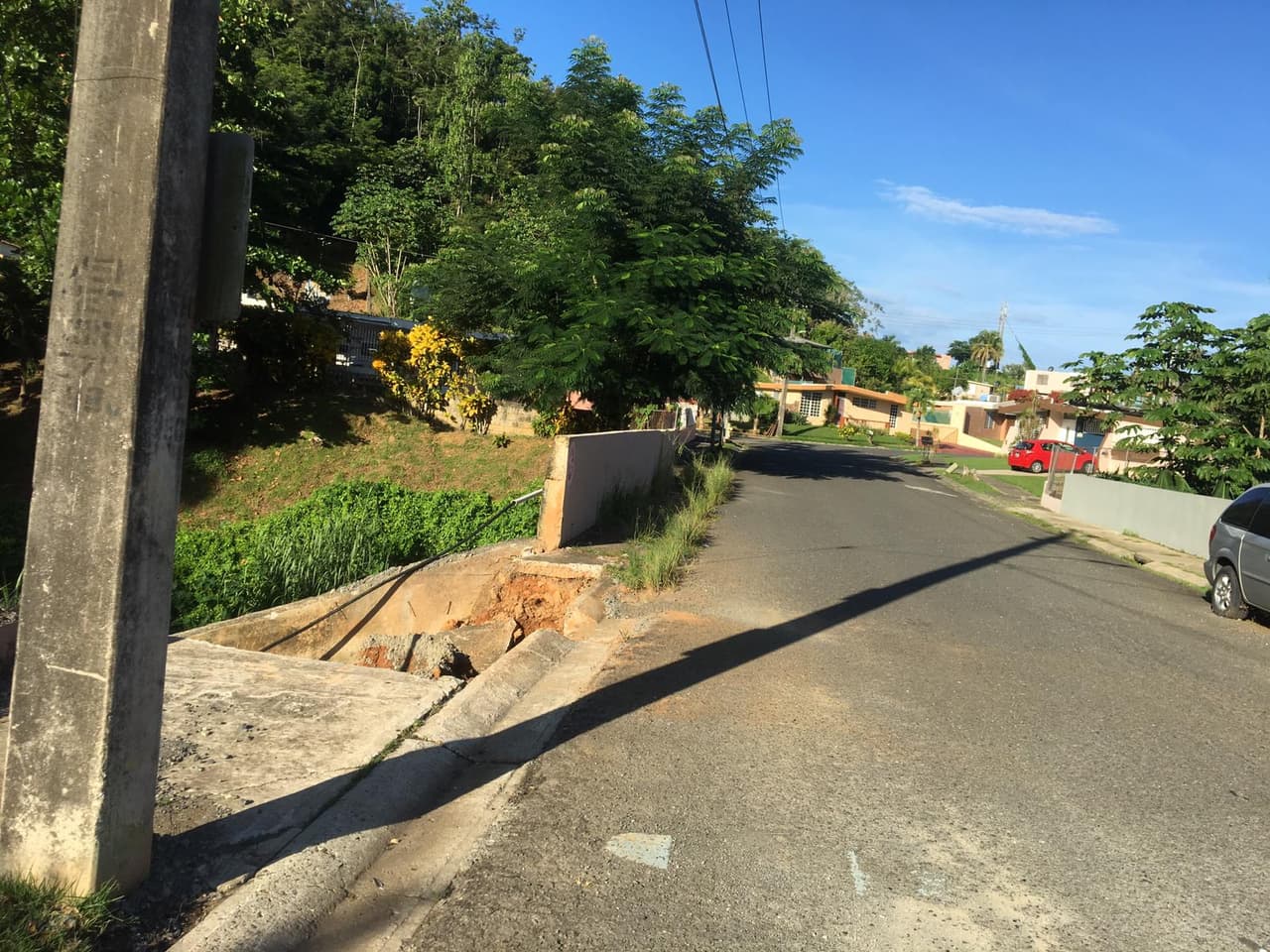 Residente de la urbanización Monterrey en Mayagüez denuncia las pésimas condiciones en las que se encuentra el puente y la acera peatonal de la calle Borinquen de dicha urbanización.