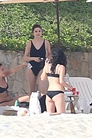 Justin Bieber también disfrutó del sol muy cerca de Selena, pero no fueron fotografiados juntos.