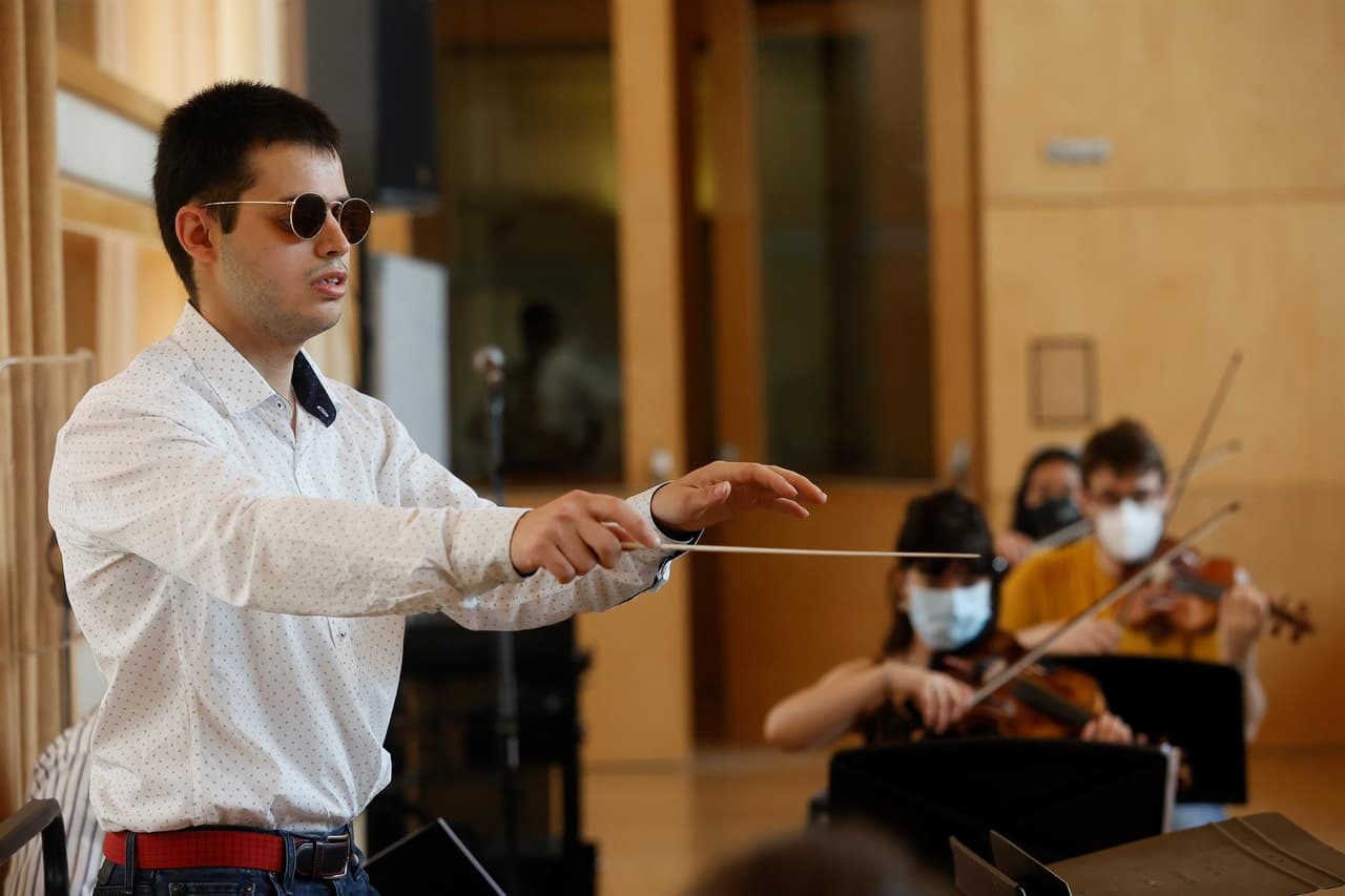 El invidente que superó el reto de convertirse en director de orquesta