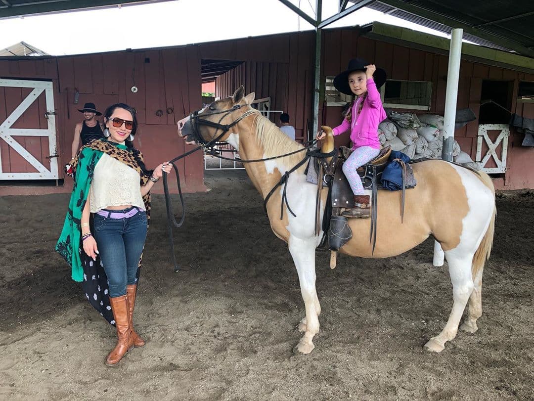 En junio pasado, Ivonne Montero comentó que continuaba en comunicación con la familia del fallecido padre de su hija y que planeaba que 
<b><a href="https://www.univision.com/famosos/a-un-ano-del-asesinato-de-fabio-melanitto-ivonne-montero-planea-que-la-hija-de-ambos-conozca-sus-abuelos-paternos-fotos">conociera a sus abuelos</a></b>.