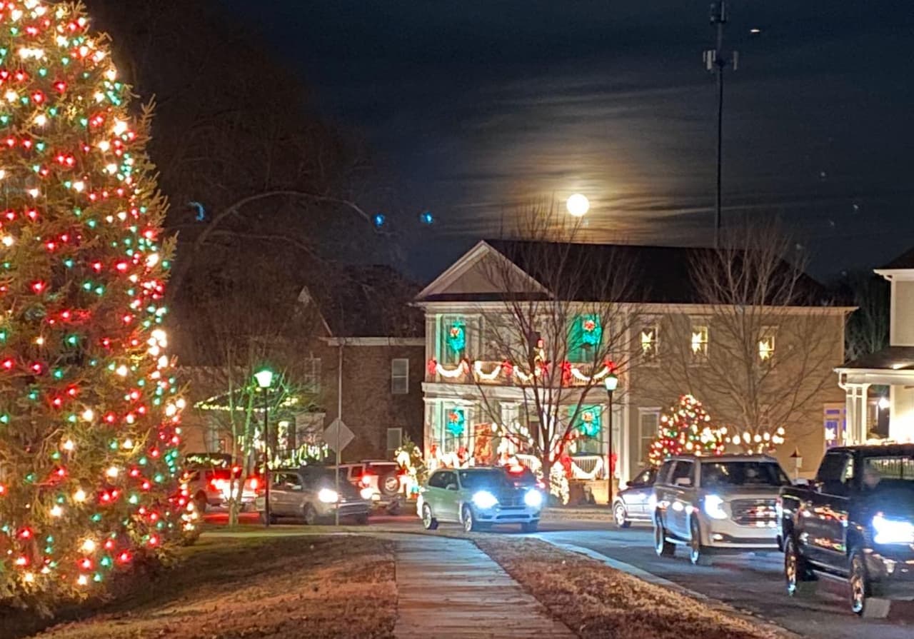 Cientos de miles de visitantes vienen a Christmas Town USA cada diciembre para conducir a través de la ruta de 1.3 millas de largo a través de impresionantes exhibiciones navideñas, una tradición que se remonta a los años 50.