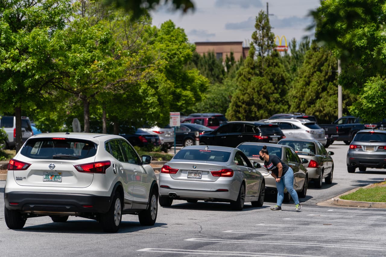 De Haan dijo que la demanda de combustible en estos estados se disparó un 40 por ciento el lunes y advirtió contra las compras de pánico, que solo agravarán la escasez.