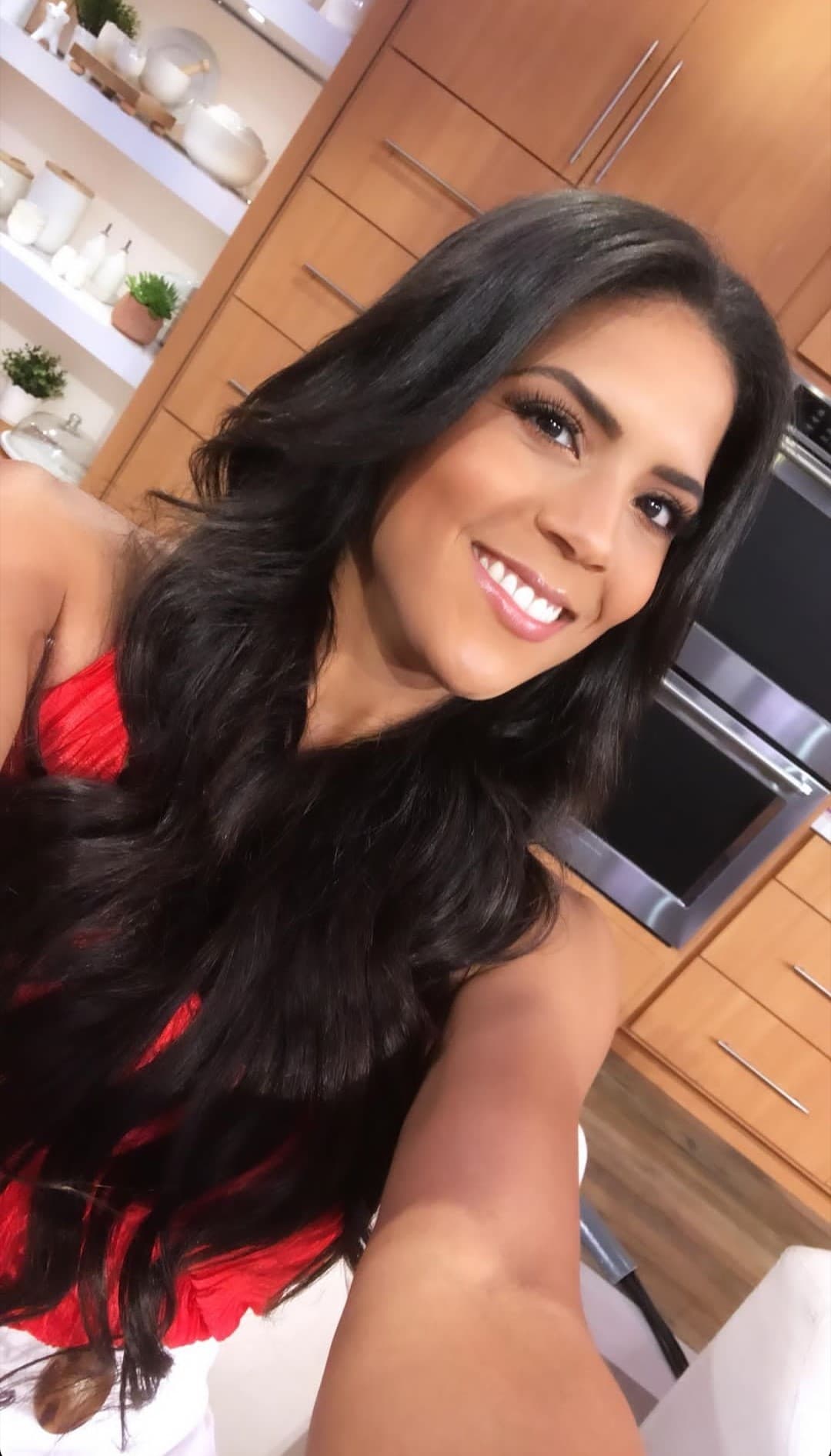 Asimismo, mencionó en el video que en estos días la melancolía la ha invadido ya que anhela ir a su pueblo, Azua, República Dominicana: “Tengo mucho que no voy, sentarme ahí en el patio, hablar con mis vecinos, a ver cuándo me desocupo un ratito y me voy para allá”.