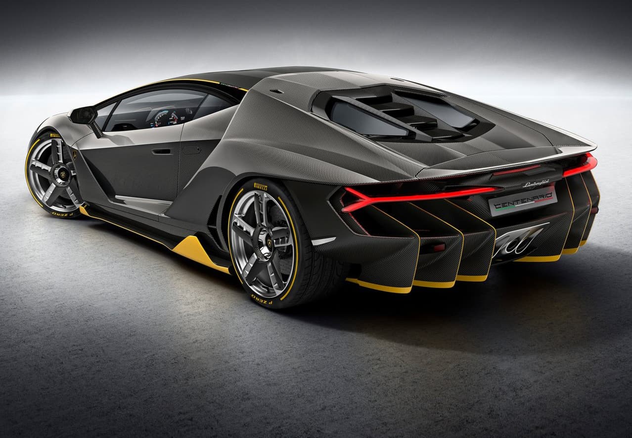 La novedad de Lamborghini es capaz de acelerar de 0 a 62 mph en 2,8 segundos y de 0 a 186 mph en 23,5 segundos, mientras que su velocidad máxima es de 217 mph