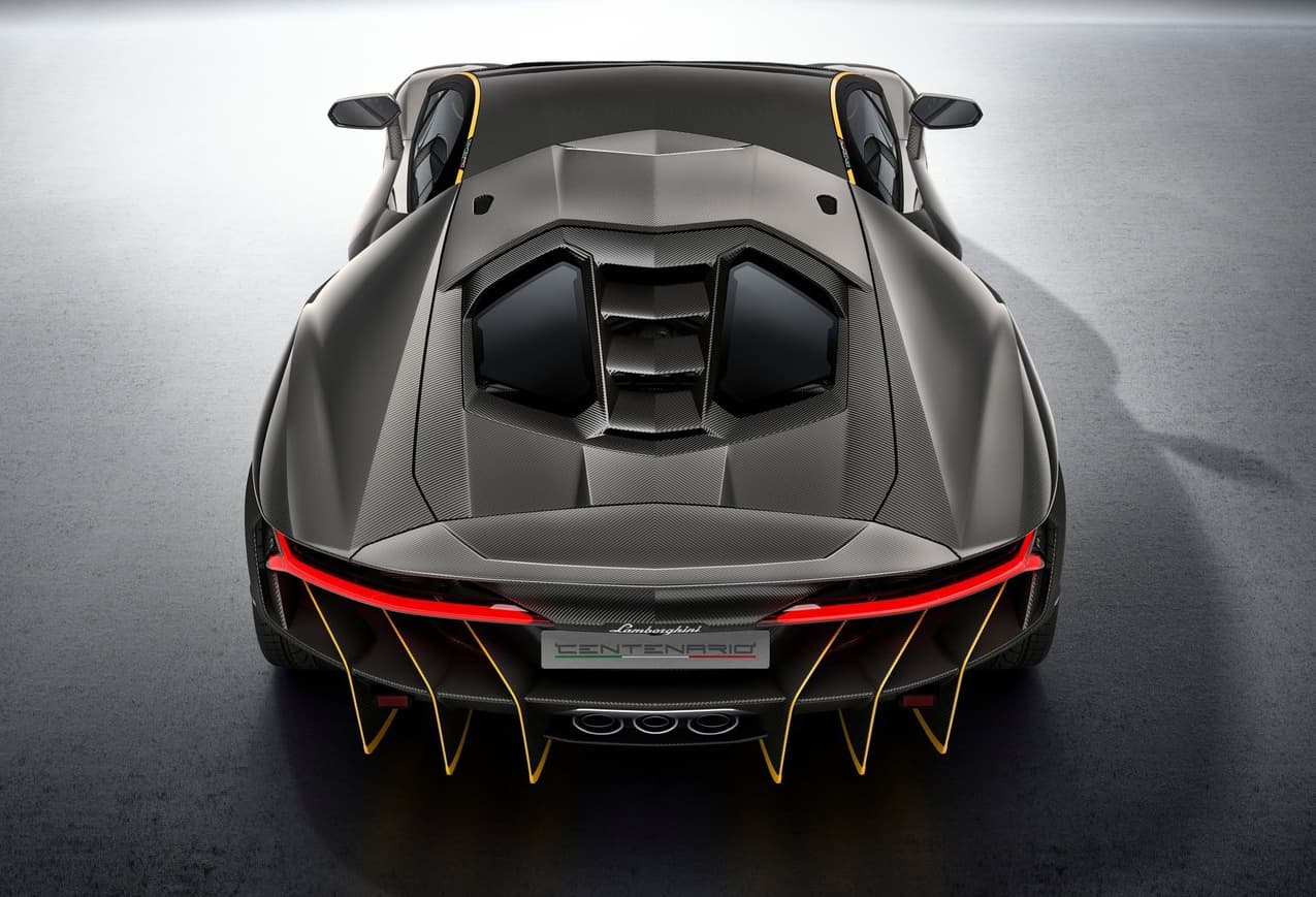 Bajo su capó cuenta con un motor V12 que entrega un interesante nivel potencia, 770 HP, cifra que supone un récord para Lamborghini