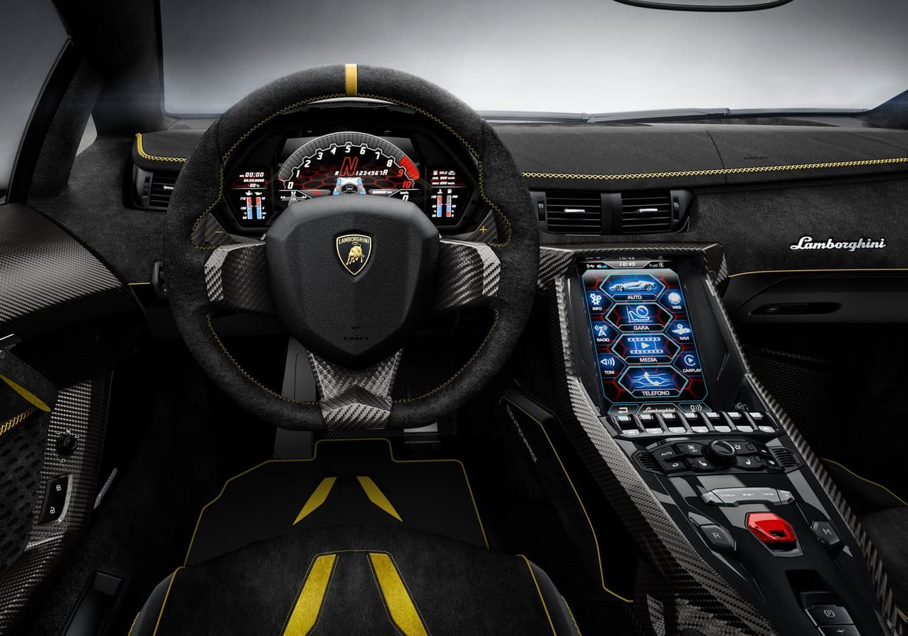 En el interior se incluyen elementos fabricados en fibra de carbono y alcántara. Además se ofrece navegación satelital, y una pantalla de alta definición de 10.1 pulgadas con soporte para Apple CarPlay