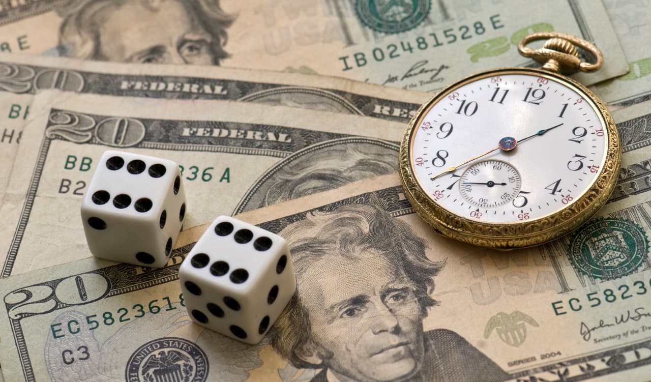 No te conviene arriesgar tu dinero en negocios que te endeuden demasiado como pueden serlo hipotecas a largo plazo, préstamos con altos intereses o cuestiones similares hasta que Plutón, tu regente, termine su tránsito retrógrado y durante el ciclo de los eclipses.