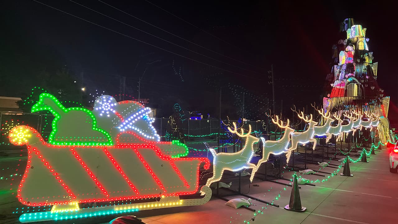 <a href="https://www.univision.com/local/houston-kxln/el-alumbrado-navideno-del-zoologico-de-houston-cautiva-a-visitantes-con-sus-escenarios-magicos-fotos">San Nicolás</a> y su reno no podían faltar en este parque dedicado para grandes y chicos.
