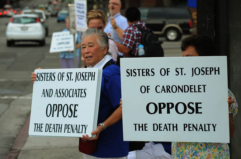 Opositores a la pena de muerte durante una manifestación en Los Angeles, California.