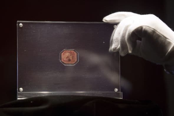 El récord precedente data de 1996, cuando un sello sueco de 1955, el "Tre Skilling", fue vendido por 2.2 millones de dólares, según Sotheby's.