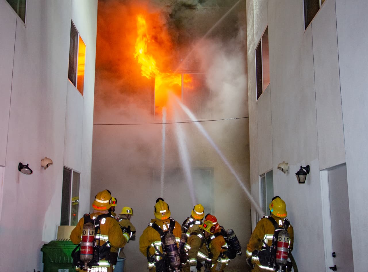Un incendio dentro de un edificio comercial dejó al menos 11 bomberos heridos.