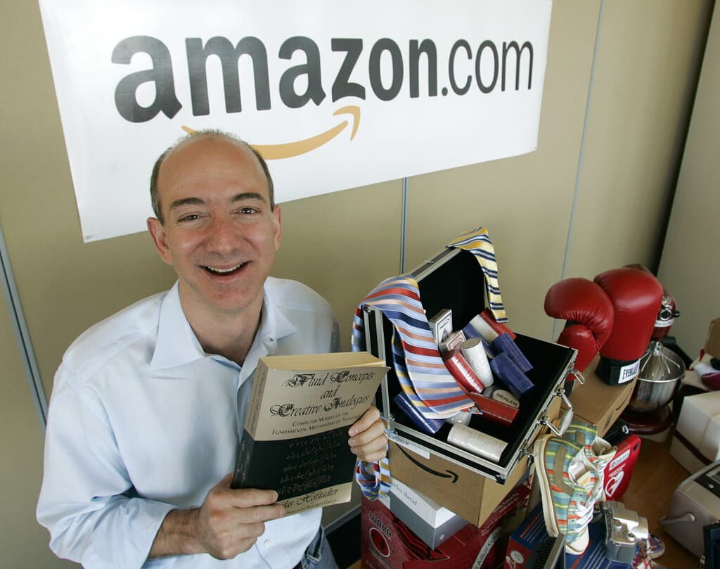 Según Forbes, Bezos deja su cargo en Amazon con una fortuna de
<b> 177,000 millones de dólares</b>, casi toda ella constituida por acciones de la empresa.
<br>