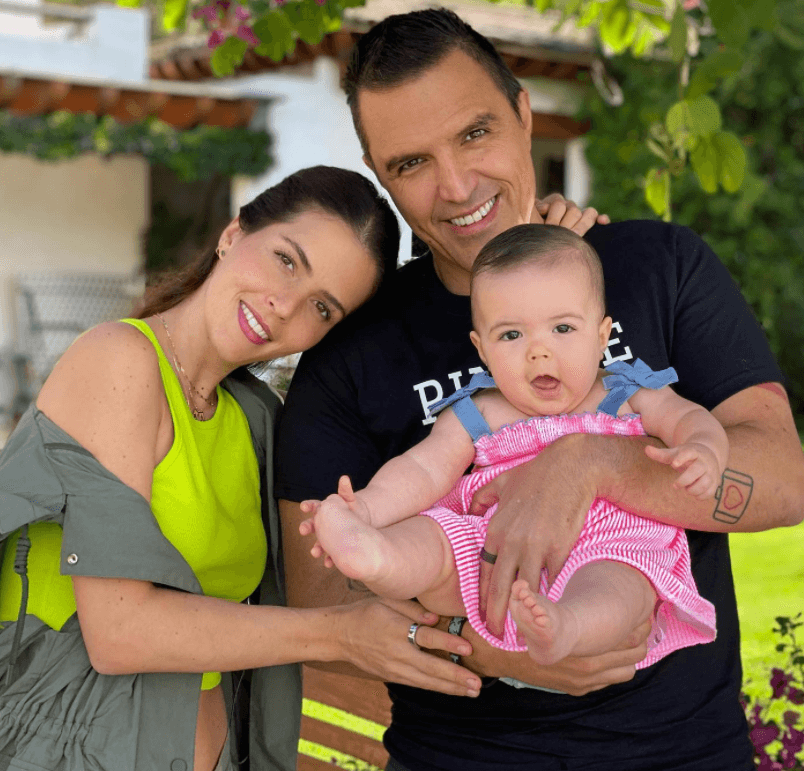 "La próxima semana cumplo 5 meses de embarazo y sí he pasado por momentos duros, mis síntomas fueron al doble que con Kira, ahora se me va el oxígeno al hacer 3 cosas, pero solo de pensar que tengo en mi cuerpo 3 corazones, 60 dedos, 6 pulmones y así me puedo seguir con la súper lista, me siento super poderosa y no habrá nada que no pueda lograr en la vida", dijo en octubre.