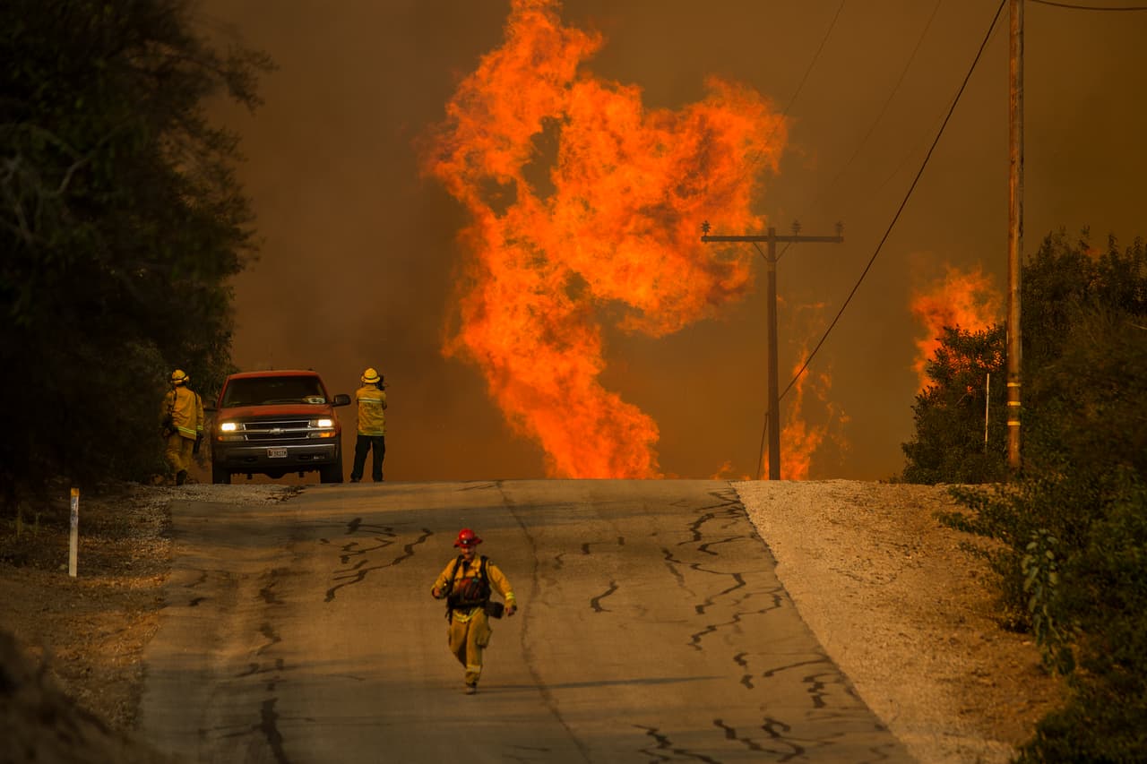 Las llamas del 
<b><a href="http://www.univision.com/los-angeles/kmex/noticias/incendios/el-incendio-mas-grande-en-el-sur-de-california-se-extiende-fuera-de-control-hacia-otro-condado">fuego Thomas,</a></b> que inició el 4 de diciembre y solo ha podido ser contenido en un 15%, se aproximan al área de Lake Casitas cerca de la ciudad de Ojai, en el condado de Ventura, California.