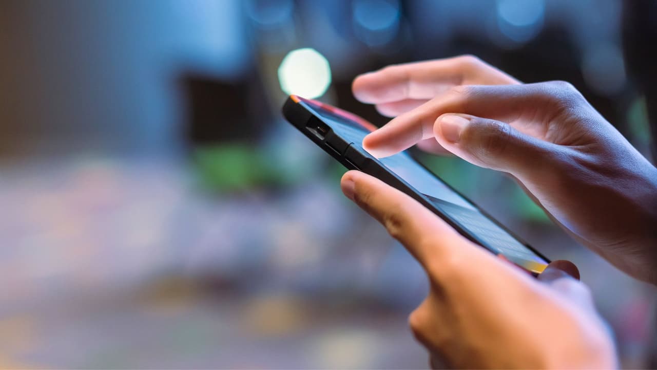 <h3 class="cms-H3-H3">¿Cómo funcionan los bots? </h3>
<br>
<br>Piensa en un bot como un asistente virtual que sigue instrucciones. Si le dices a un bot, por ejemplo, de atención al cliente en una página web, desde tu teléfono: “Quiero saber el horario”, el bot busca la información y te la da en segundos, 
<b><a href="https://www.univision.com/explora/yeeko-los-bots-mexicanos-que-platican-contigo-en-facebook-para-ayudarte-a-tomar-decisiones" target="_blank">como si fuera una persona que respondió tu mensaje en un chat</a></b>.
<br>Algunos bots son simples y solo responden preguntas sencillas. Otros usan inteligencia artificial y pueden aprender de nuestras conversaciones para mejorar sus respuestas.