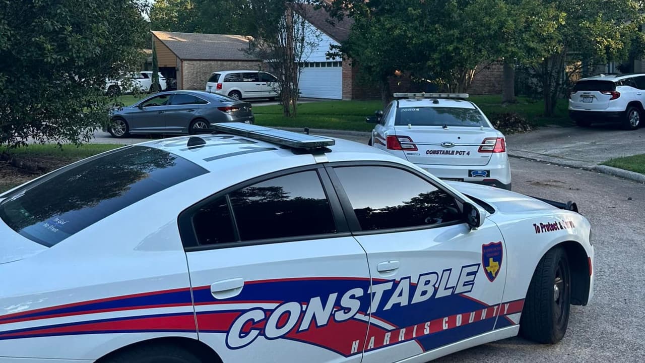 "Estas patrullas de aplicación de la ley aumentadas han incorporado un enfoque policial proactivo durante este fin de semana ocupado
<b> para mantener a nuestros ciudadanos y sus familias a salvo</b>", dijo el Alguacil Mark Herman.