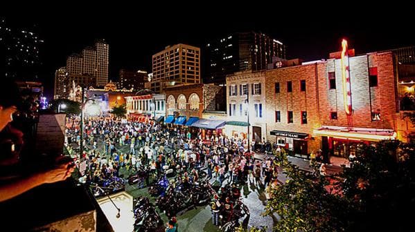 Miles de motociclistas llegan a Austin