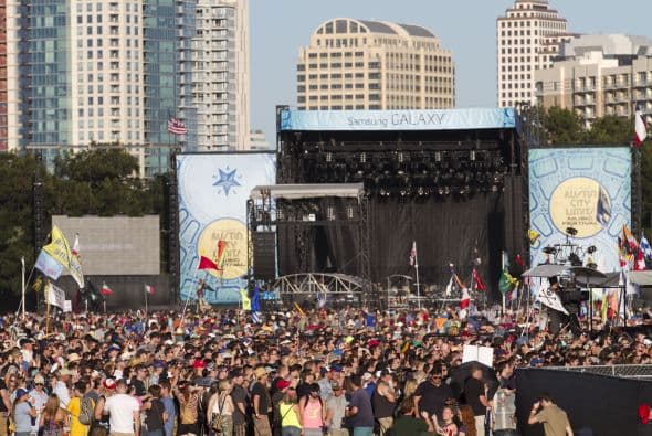Mark Foster y los demás integrantes de la banda de indie rock Foster the People interpretaron sus mayores éxitos en el Austin City Limits este viernes.