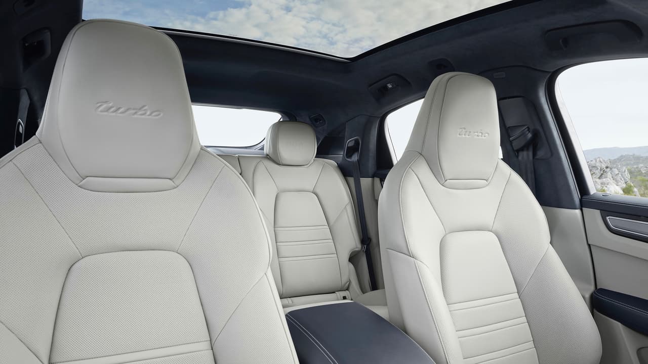 Los asientos delanteros de la Porsche Cayenne Coupe son tapizados en cuero y cuentan con mayor sujeción lateral por la naturaleza más deportiva del modelo (y yo creyendo que todos los Porsche eran deportivos). 
<br>