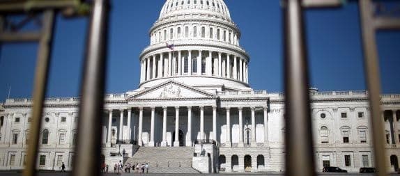 El Congreso estadounidense autorizó el año pasado a la Administración Federal de Aviación a usar aviones no tripulados, generalmente de uso militar, en el espacio aéreo de EE.UU.. El Departamento de Policía de Miami cuenta con varios de ellos.