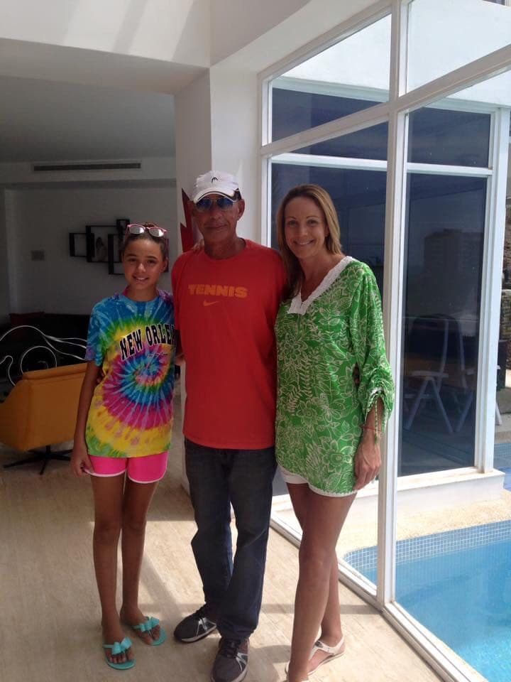 "De mi Papá Federico Rios aprendí la pasión por el deporte ¡aunque ´él juega mejor tenis que yo! Pero yo corro mas rápido que él un maratón... ❤️¡Feliz día pa’!". Luisiana, Florida.