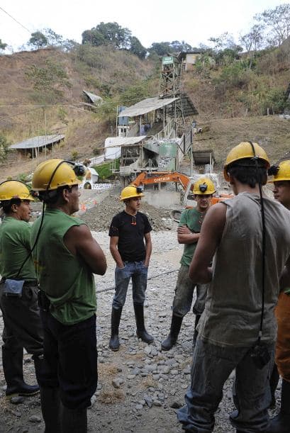 Jorge Espinosa, declaró el viernes que "a las 3.30 de la madrugada se produjo un derrumbe que bloqueó el túnel donde laboraban en el quinto nivel, a unos 150 metros" de la mina, ubicada en el sector conocido como Pico Americano, cerca de la ciudad de Portovelo, a unos 400 kilómetros al suroeste de la capital.