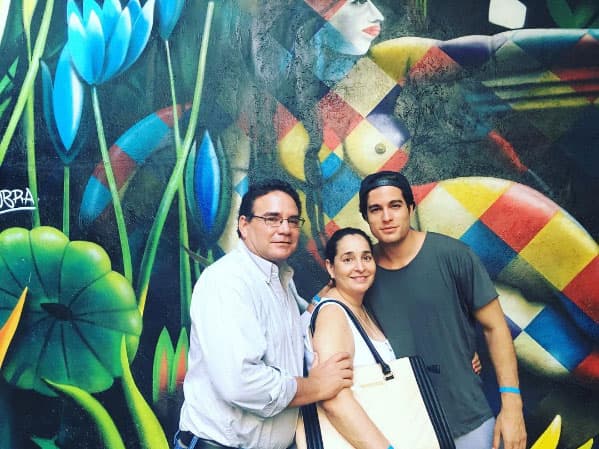 Ellos tienen una excelente relación madre e hijo, cada vez que puedo visita a su retoño en México.