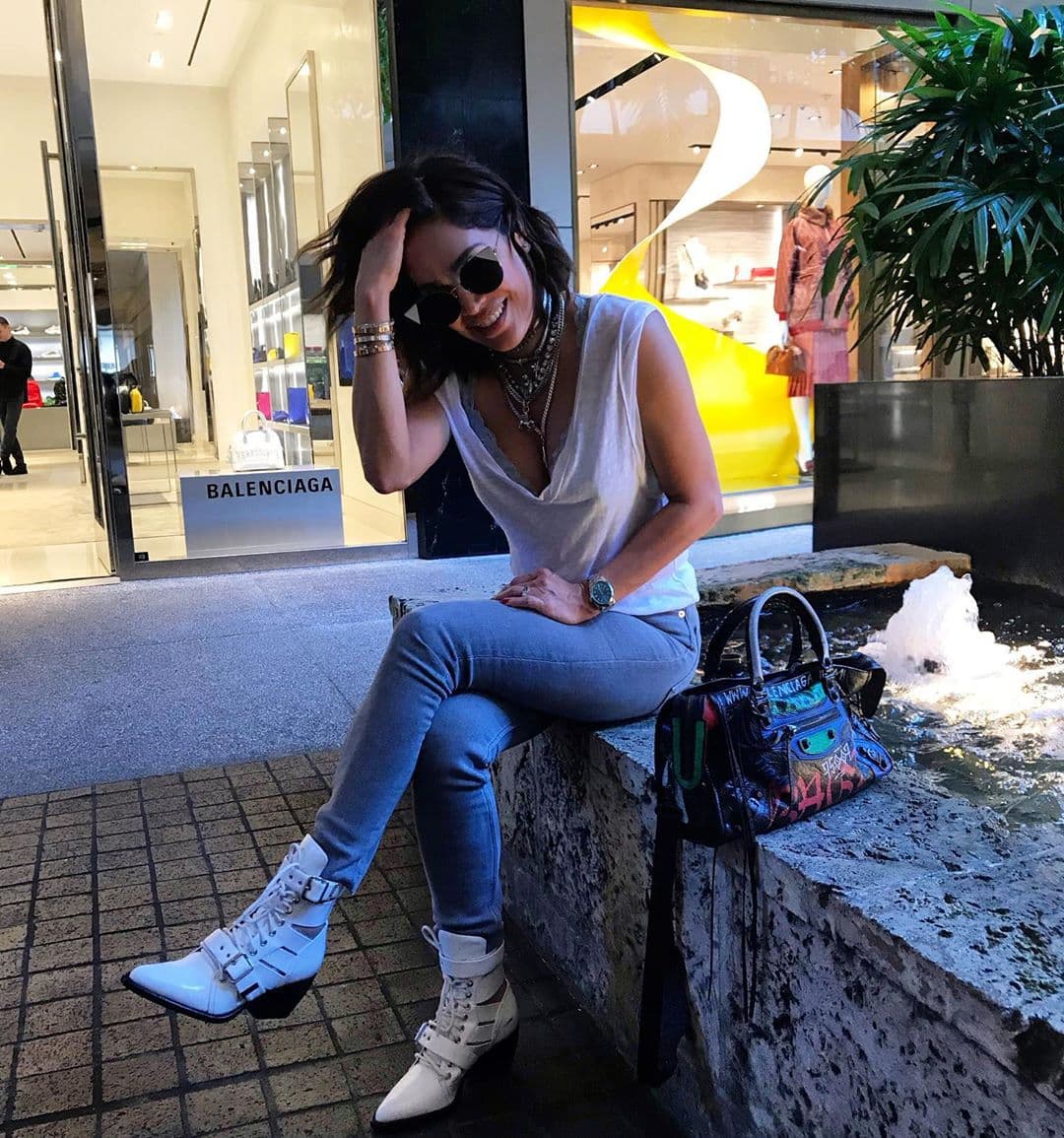 Las botas de Karla Martínez encendieron las redes sociales en cuanto publicó la foto. Un estilo moderno y perfecto para atuendos casuales.