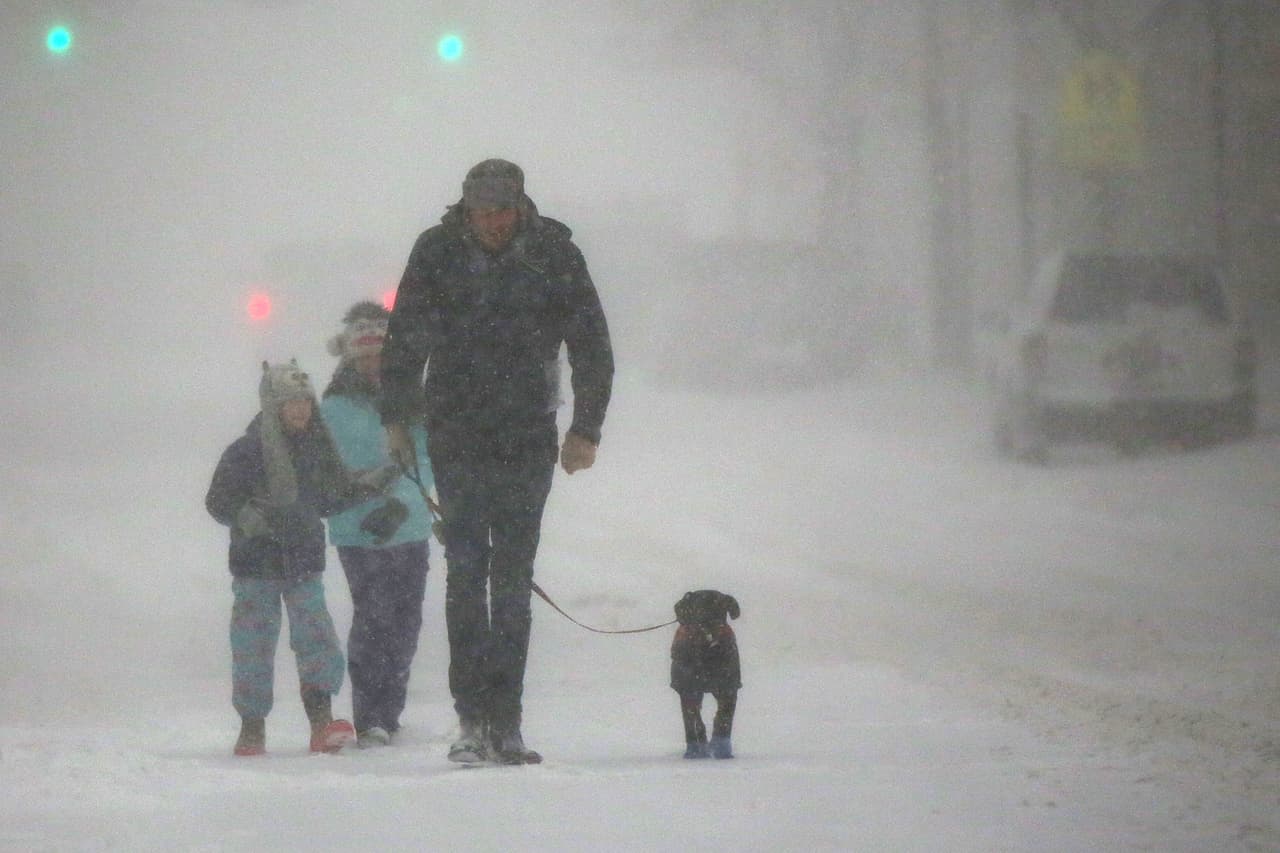 Si vives con niños o personas de la tercera edad, asegúrate de que estén bien abrigados y no se expongan: son más susceptibles de padecer las inclemencias del frío.