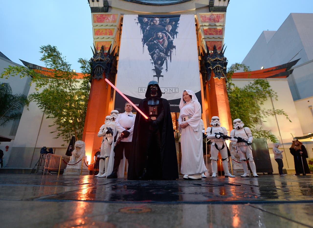 Para celebrar el estreno de 'Rogue One', cientos de fans acudieron al famoso Chinese Theatre en Hollywood.