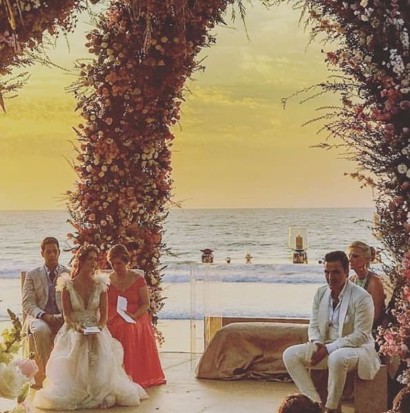 La ceremonia se realizó a la orilla del mar.