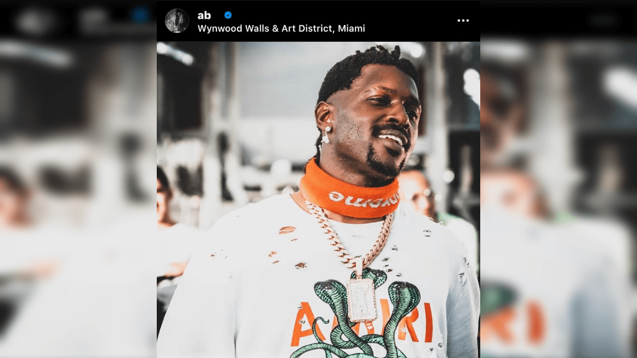 <b>Siempre le gustaron las cadenas</b>
<br>Como es típico de un deportista y, especialmente, de los jugadores de los equipos de deportes americanos, luce sus cadenas con orgullo.