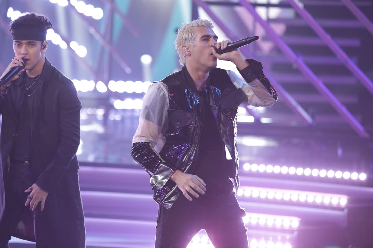 Una vez que conocimos al eliminado de la tercera gala, CNCO subieron a la pista de baile para cantar 'Se vuelve loca'.