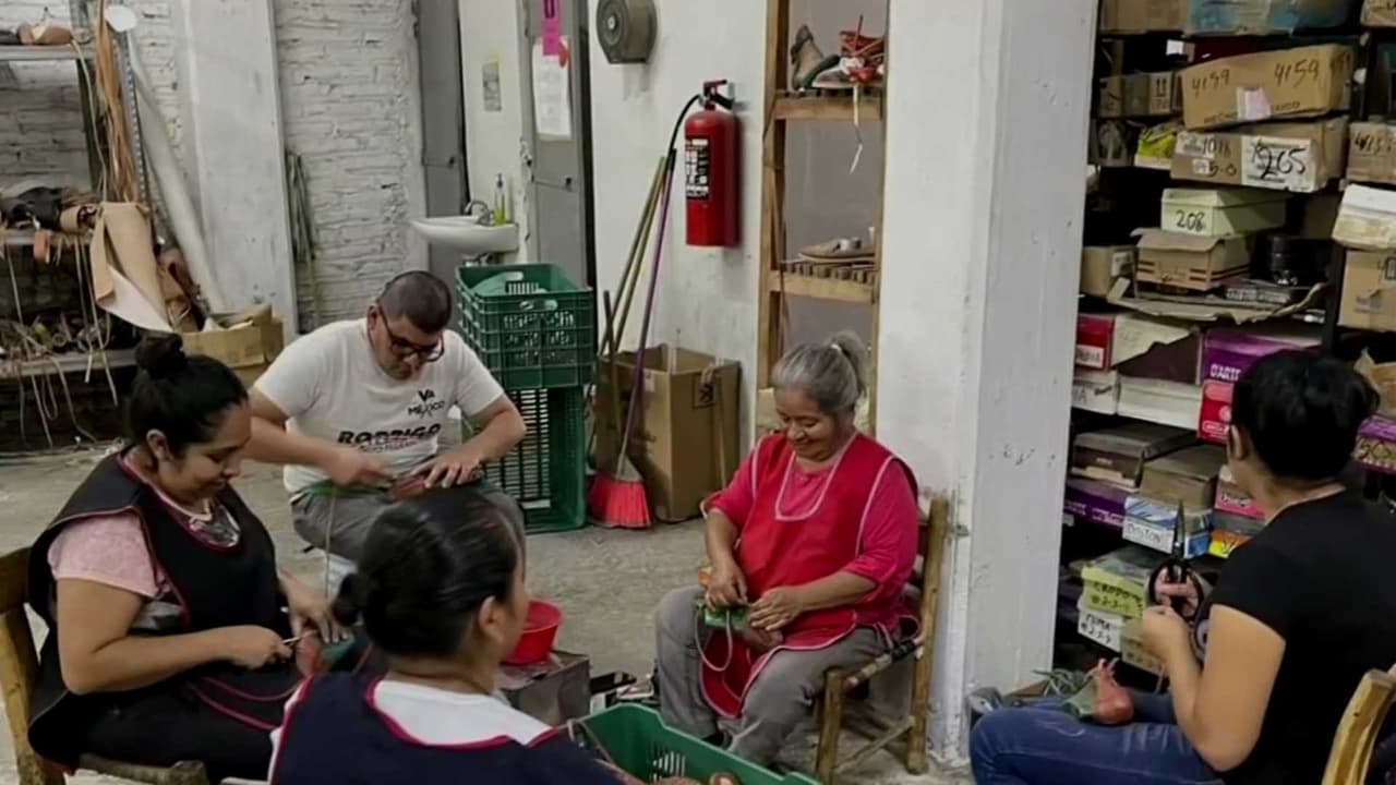 Artesanas mexicanas acusan fraude por venta de huaraches en EEUU