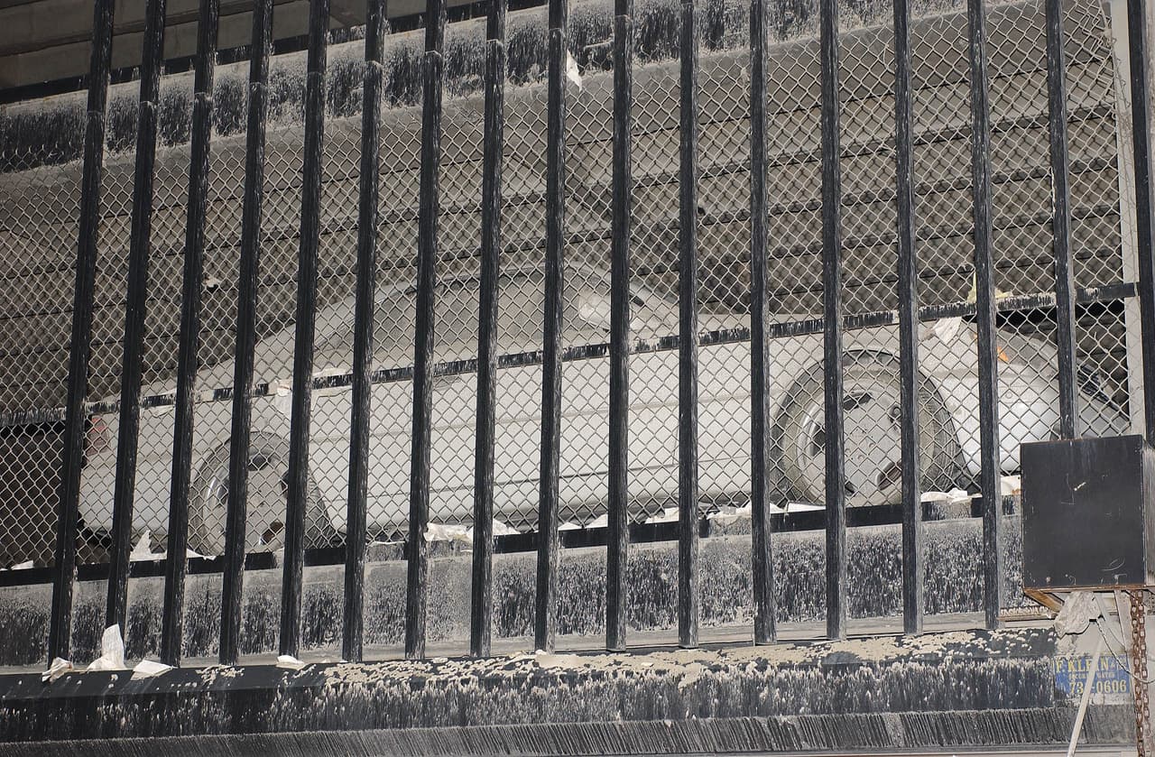 Miles de automóviles quedaron atrapados en los estacionamientos cuando las dos torres colapsaron pasadas las 10 de la mañana. Solo el World Trade Center contaba con unas 2,000 plazas de aparcamiento distribuidas en varias capas de garajes subterráneos.
<br>