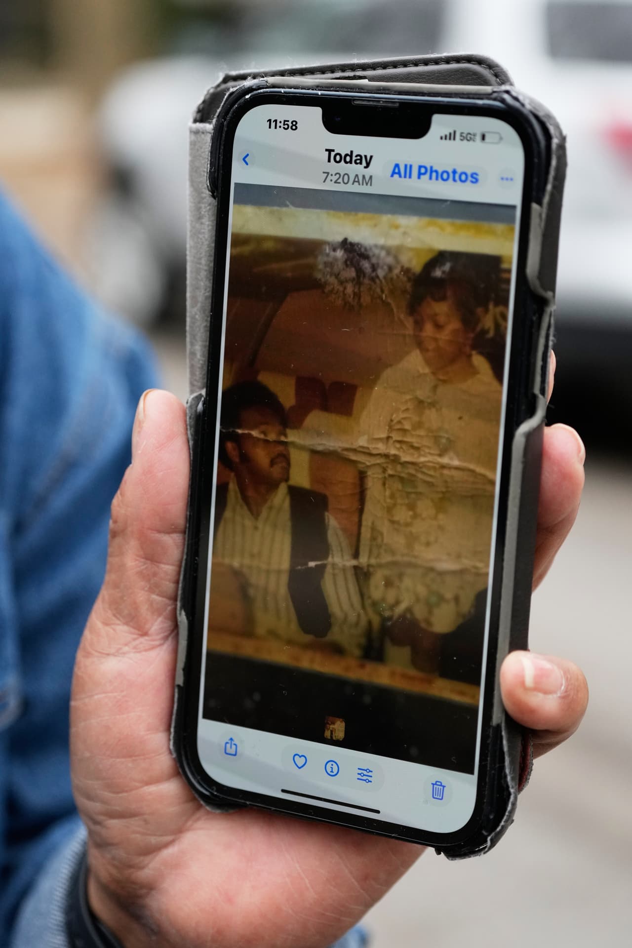 Anita O’Neal llegó con flores y se dispuso a rezar. En su celular mostró una foto antigua y contó que tenía 11 años cuando conoció a Jesse Jackson.
