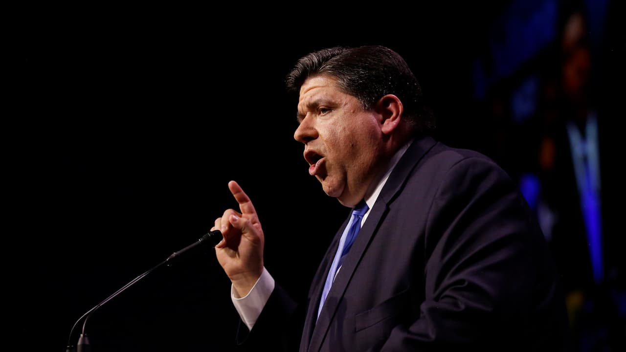 El gobernador de Illinois firma ley para aliviar deudas por altos intereses