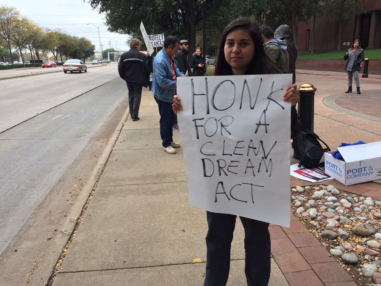 "Toca la bocina en apoyo a un Dream Act limpio", se lee en esta pancarta que animaba a los autos a sumarse a la protesta en Dallas.